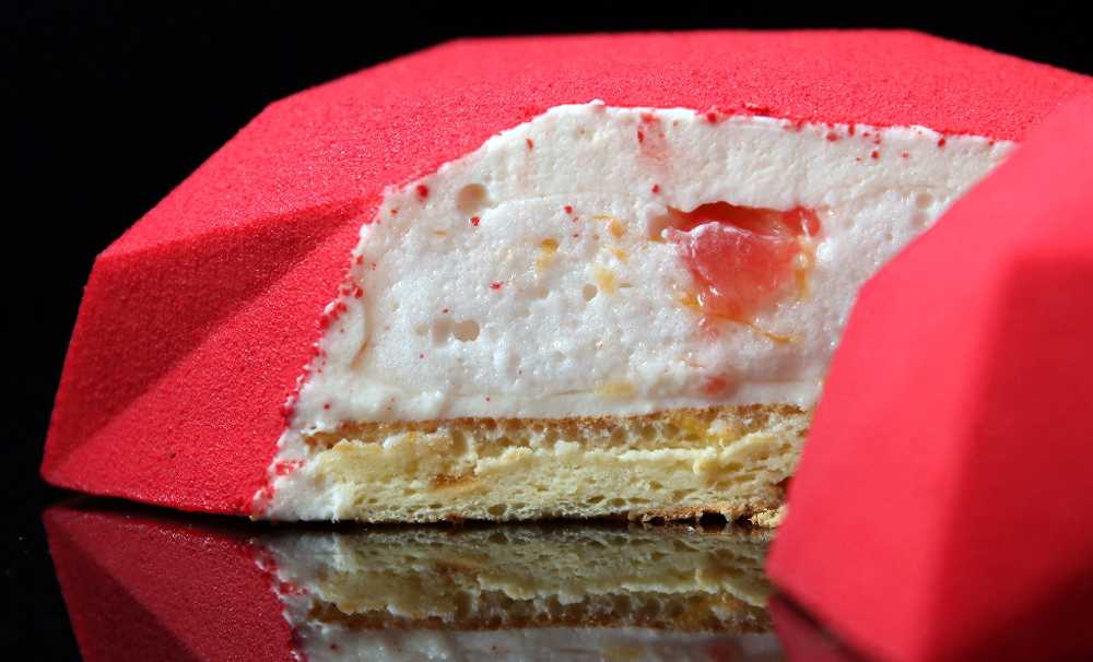 Aşk acısıyla tatlısıyla yaşanır diyenlere Dinara Kasko’dan Heart Cake 